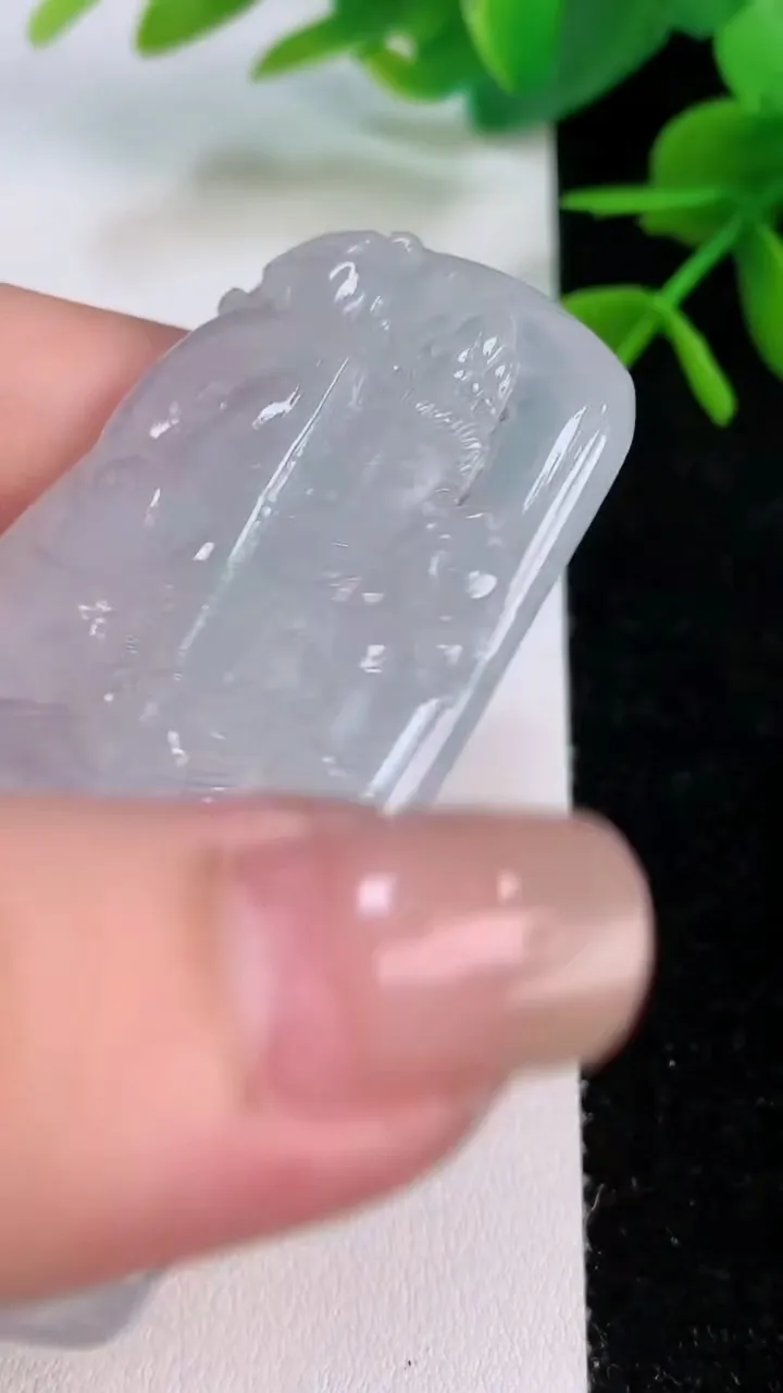 天然A货翡翠虚空藏菩萨吊坠，尺寸63.6-42.4-4.6，重量:24.42g
7月28日