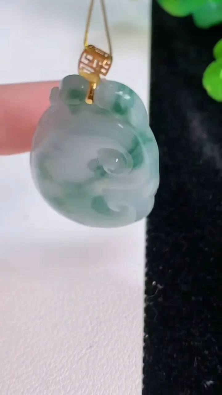 天然A货翡翠种飘花如意吊坠，尺寸42.2-23.8-4.8，重量:8.74g
7月28日