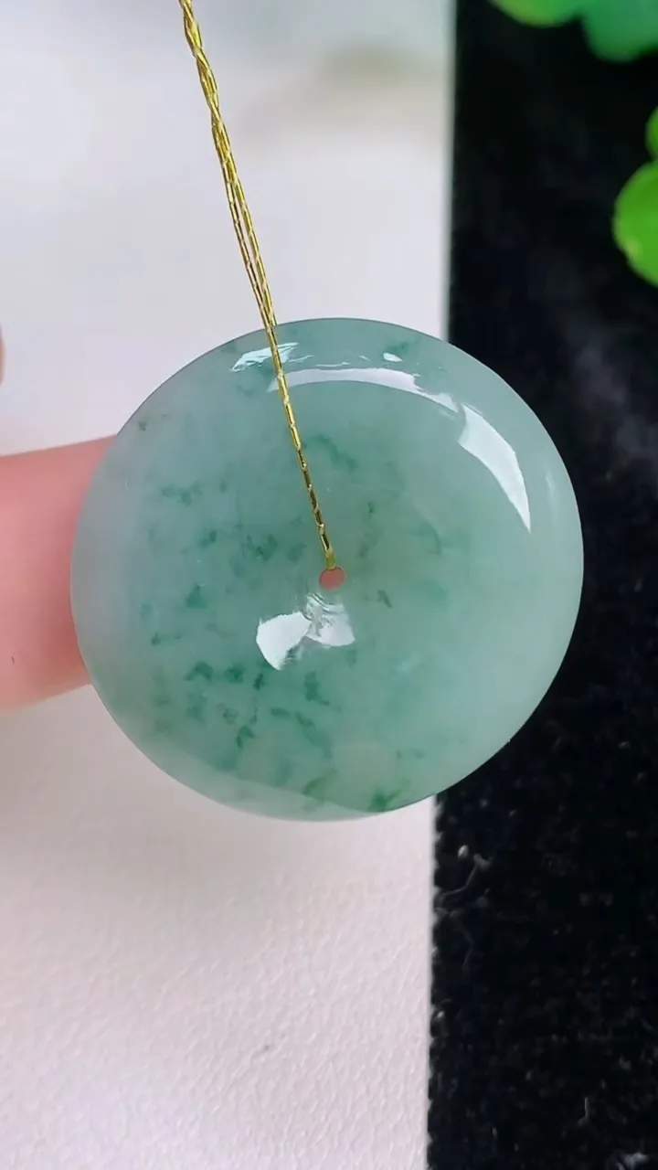 天然A货翡翠冰种飘花平安扣吊坠，尺寸28.3-5.8，重量:9.85g
7月28日