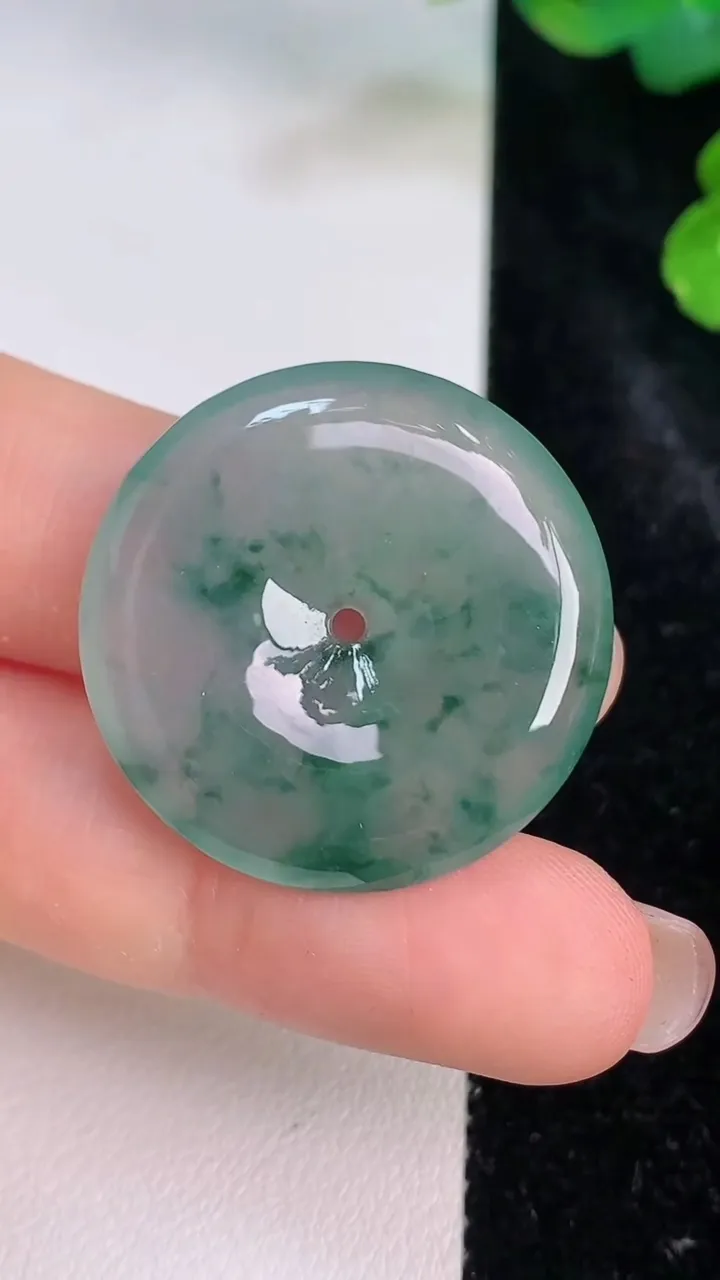 天然A货翡翠冰种飘花平安扣吊坠，尺寸28-5.2，重量:8.76g
7月28日