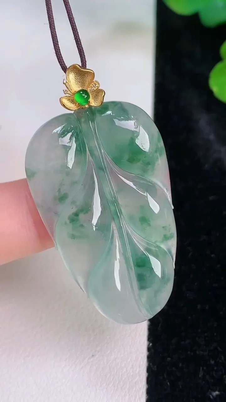 天然A货翡翠种飘花金枝玉叶 叶子吊坠，尺寸38.6-24-4.3，重量:8.31g
7月28日