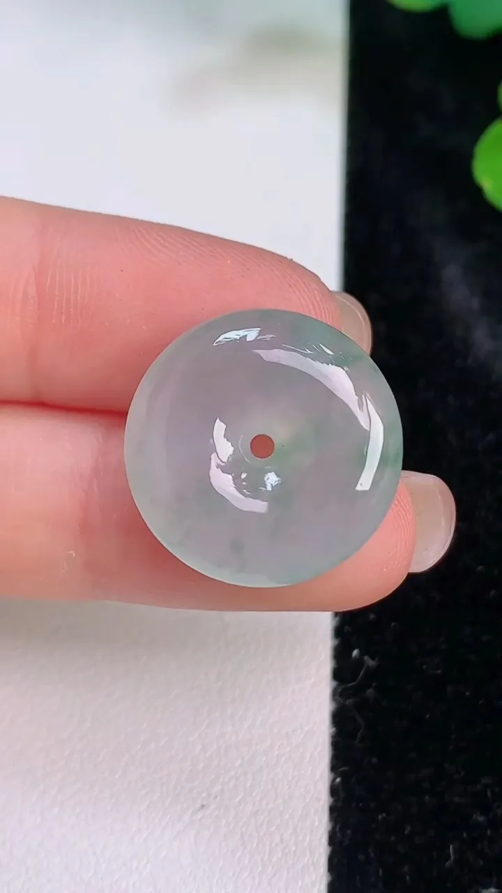 天然A货翡翠冰种飘花平安扣吊坠，尺寸18.6-5.6，重量:4.56g
7月28日