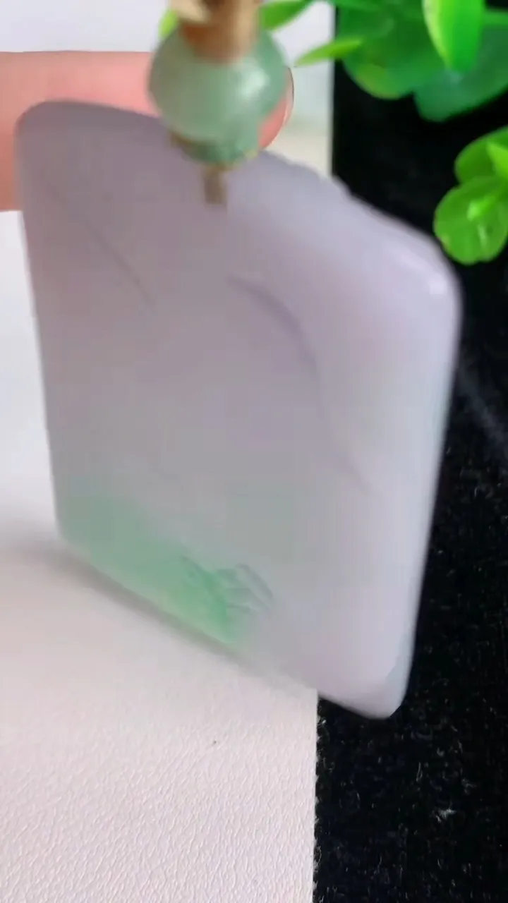 天然A货翡翠大势至观音菩萨吊坠，尺寸64.6-39.5-5，重量:36.72g
7月28日