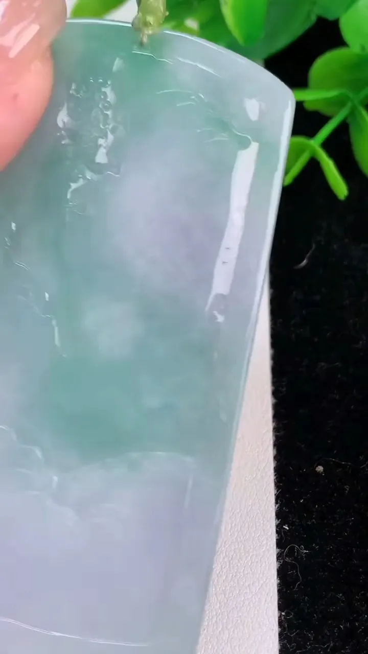 天然A货翡翠山水牌吊坠，尺寸76-47.3-5.6，重量:45.00g
7月28日