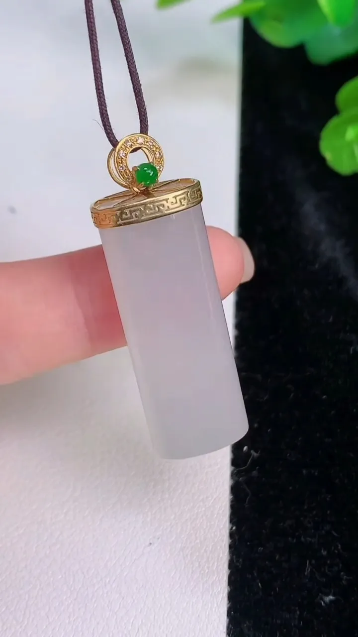 天然A货翡翠种白冰平安柱吊坠，尺寸32-13-8.7，重量:9.86g
7月28日