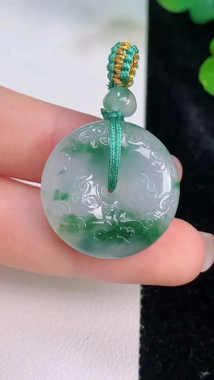 天然A货翡翠冰种雕花平安扣吊坠，尺寸24.4-6，重量:7.82g
7月28日