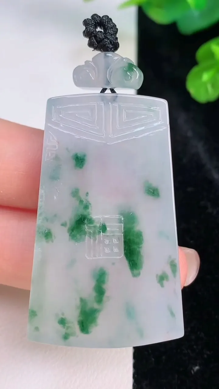 天然A货翡翠冰种飘花仿古无事牌吊坠，尺寸46.3-28-4.6，重量:18.29g
7月28日