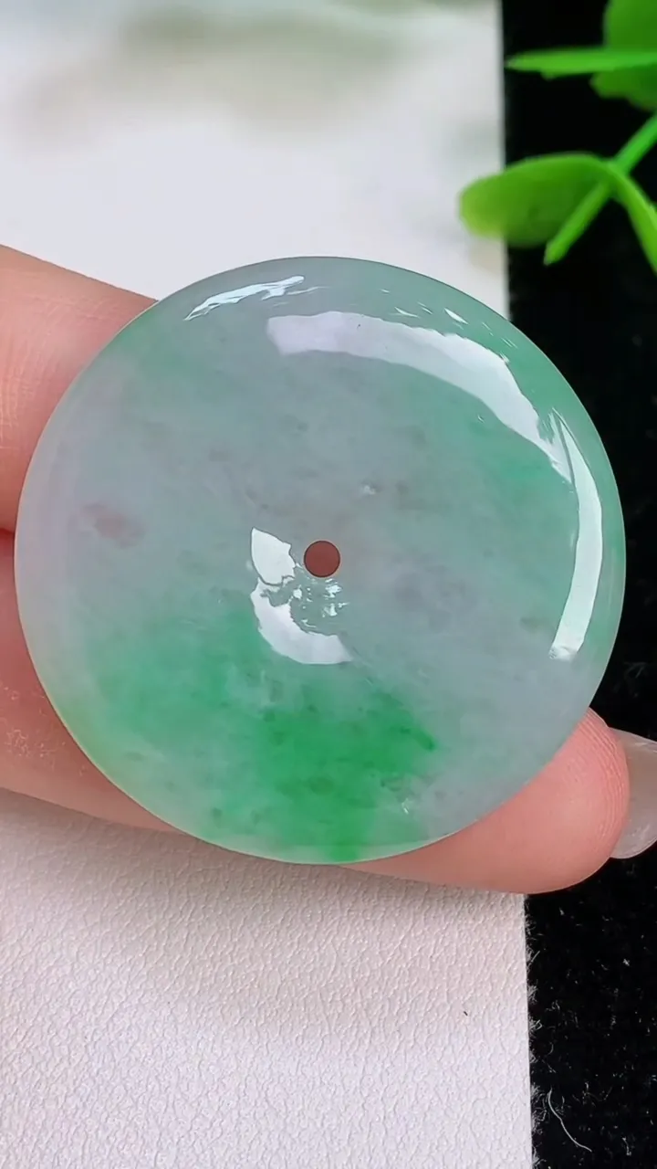 天然A货翡翠平安扣吊坠，尺寸34.7-5.5，重量:14.29g
7月28日