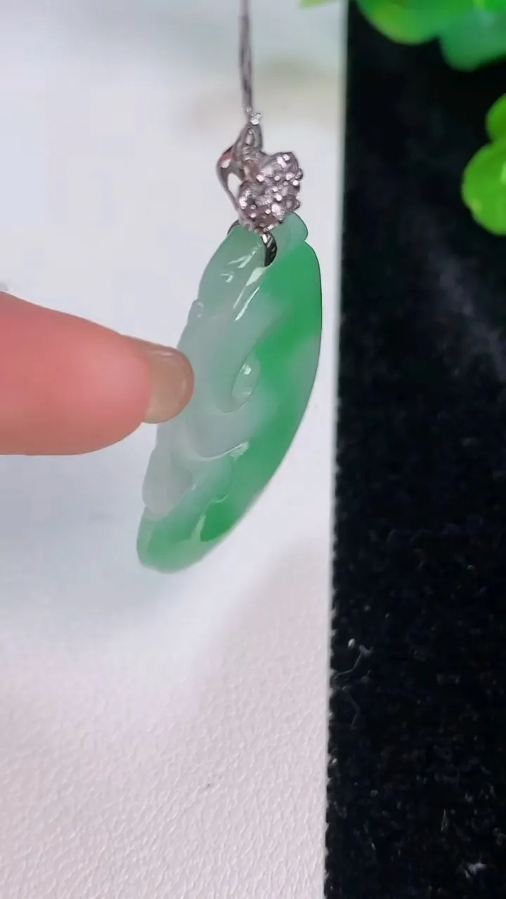 天然A货翡翠如意吊坠，尺寸37.5-24.7-4，重量:8.23g
7月28日