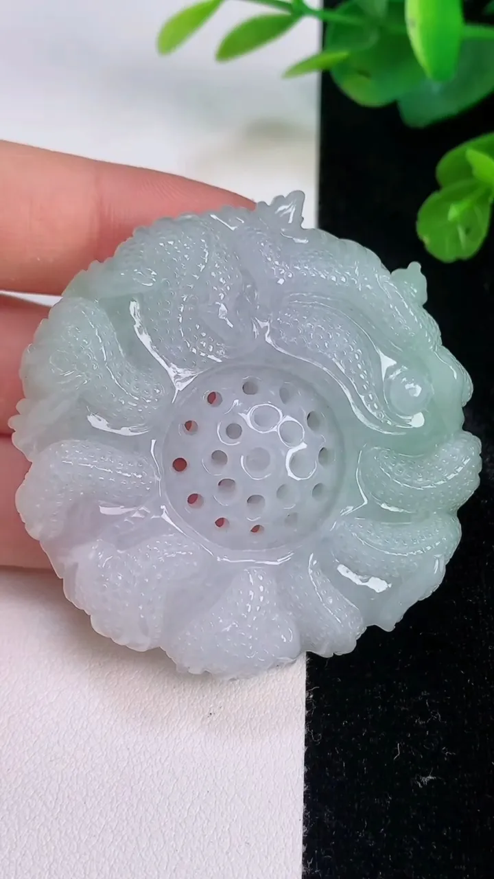 天然A货翡翠九龙至尊 龙牌吊坠，尺寸53-52.7-11.8，重量:56.24g
7月28日