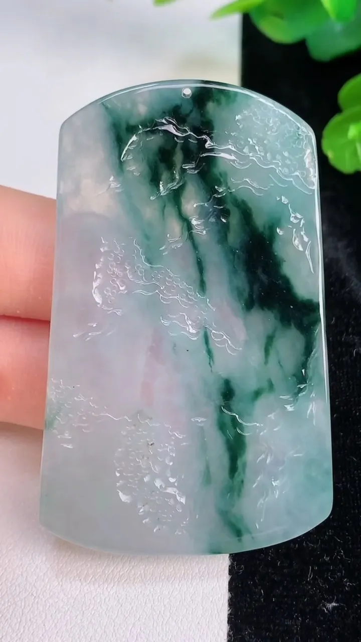 天然A货翡翠冰种飘花山水观音菩萨吊坠，尺寸60-36.8-5，重量:24.04g
7月28日