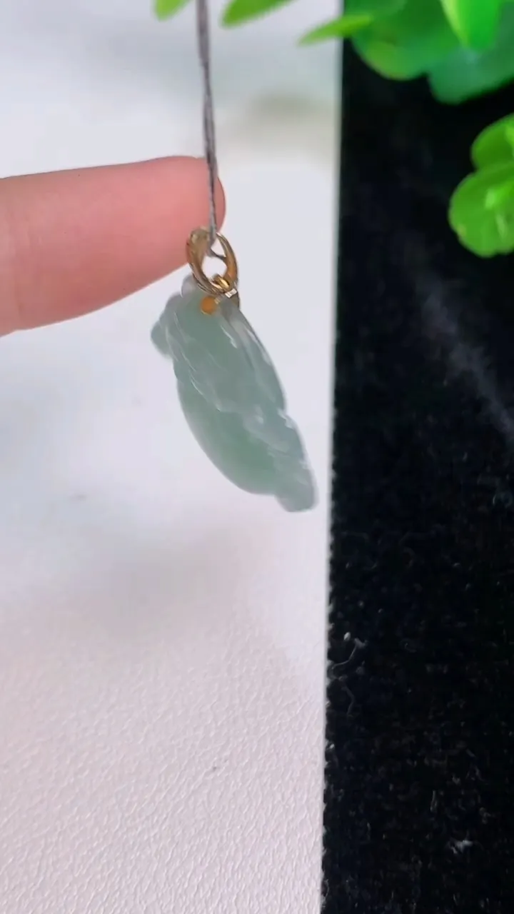 天然A货翡翠种飘花佛公吊坠，尺寸22-23-4.7，重量:3.70g
7月28日