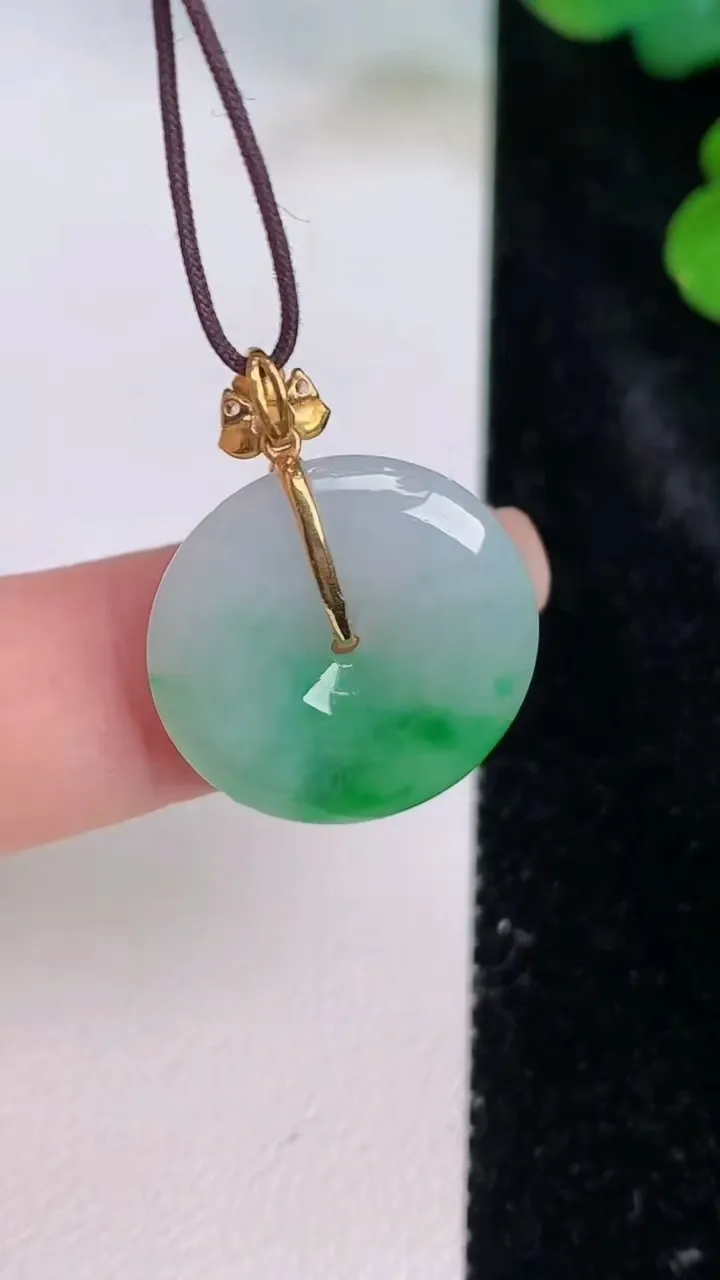 天然A货翡翠平安扣吊坠，尺寸19-3.6，重量:3.12g
7月28日