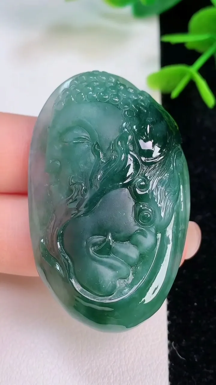天然A货翡翠一念之间吊坠，尺寸48.8-30.3-12，重量:30.37g
7月28日