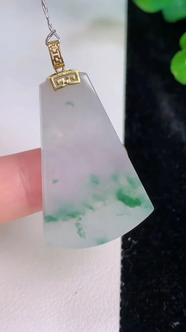 天然A货翡翠种飘花无事牌吊坠，尺寸36-24-3.4，重量:7.49g
7月28日