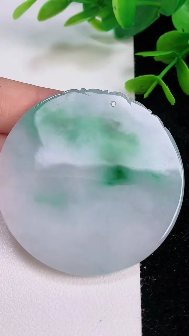 天然A货翡翠生肖马吊坠，尺寸52.5-4，重量:24.49g
7月28日