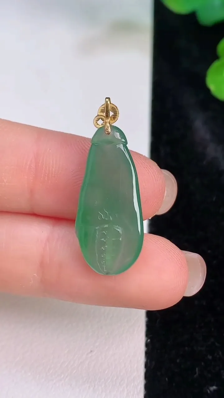 天然A货翡翠蟹钳吊坠，尺寸25-11-4，重量:2.06g
7月28日