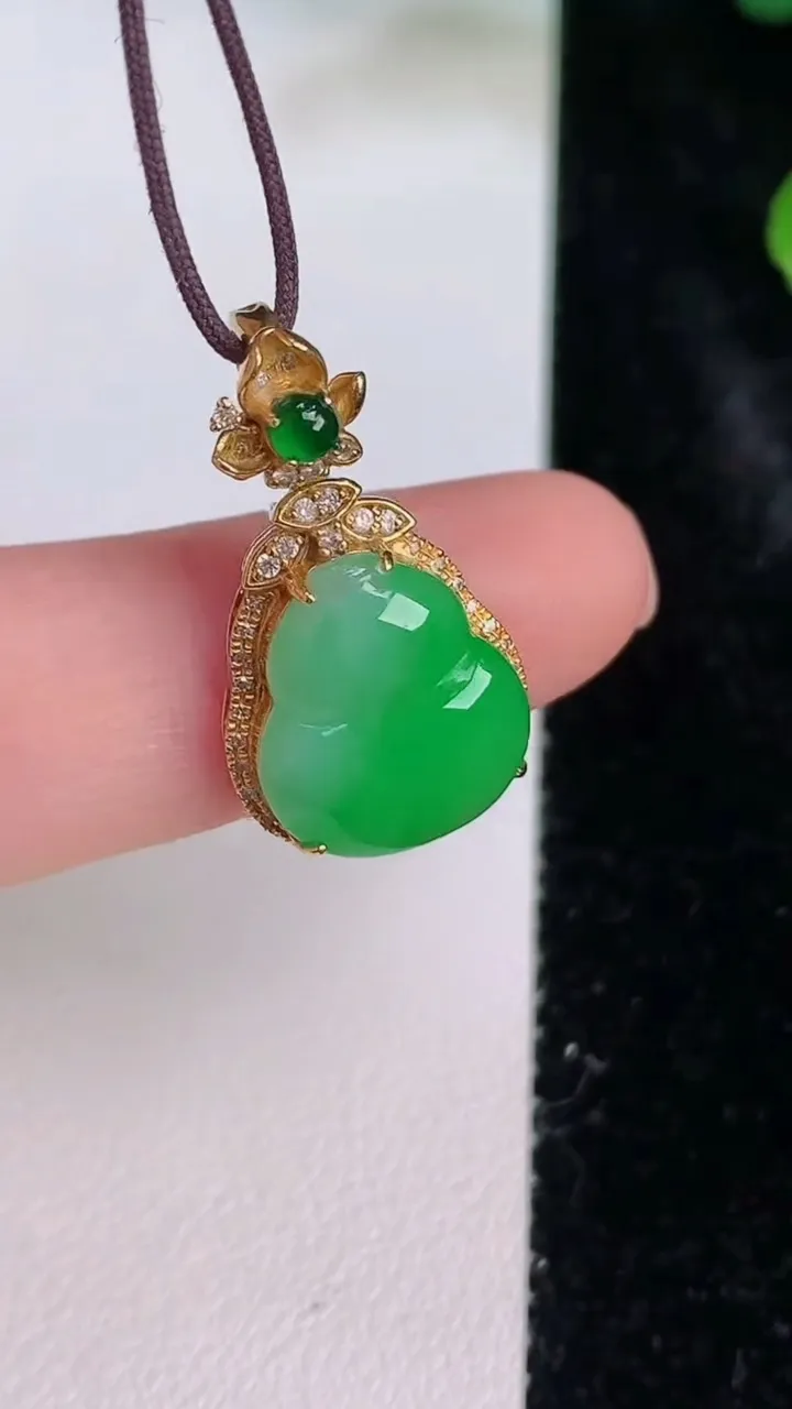 天然A货翡翠葫芦吊坠，尺寸22-13.2-6裸石13.4-11，重量:2.50g
7月28日