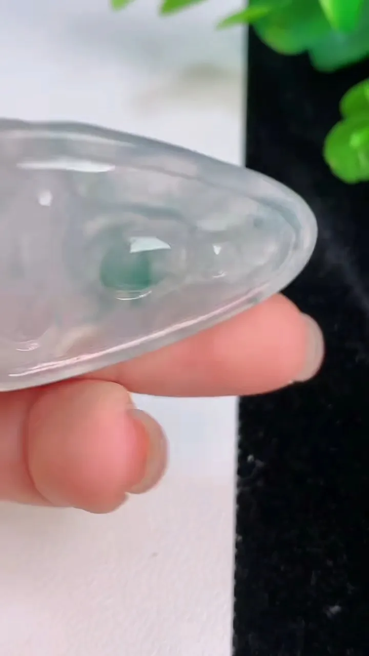 天然A货翡翠冰种飘花大势至菩萨吊坠，尺寸44.4-29.2-5.4，重量:13.64g
7月28日