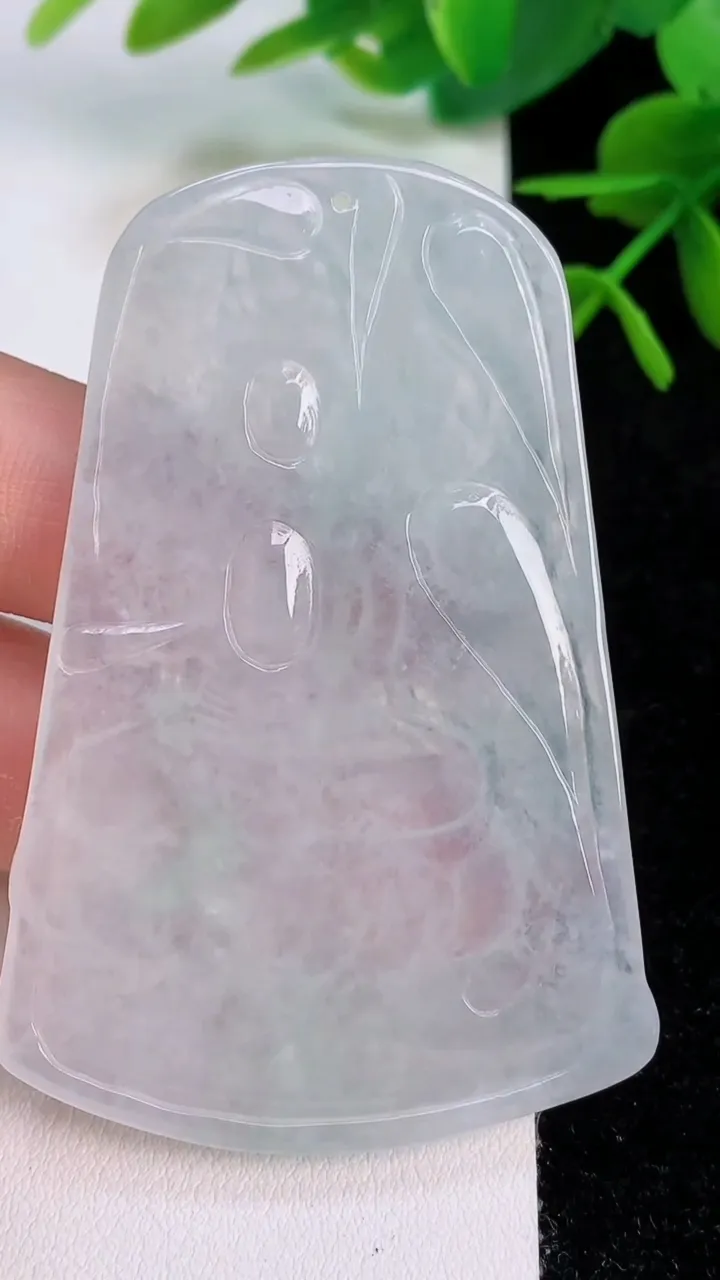 天然A货翡翠虚空藏菩萨吊坠，尺寸63.6-42.4-4.6，重量:24.42g
7月28日