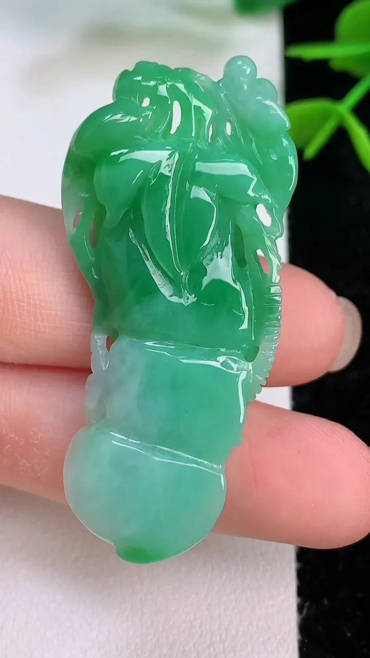 天然A货翡翠佛手瓜吊坠，尺寸47.4-21.5-7.4，重量:12.20g
7月28日