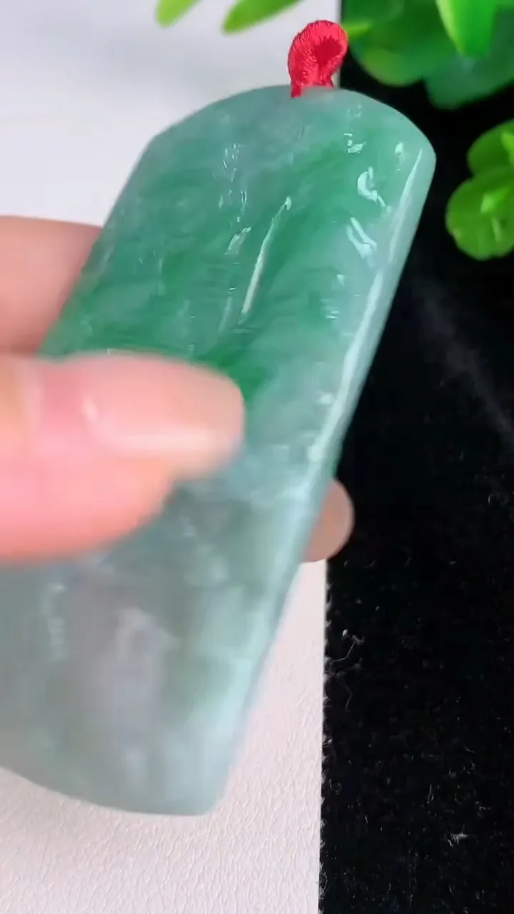天然A货翡翠山水牌吊坠，尺寸665-39.4-4.7，重量:30.80g
7月28日