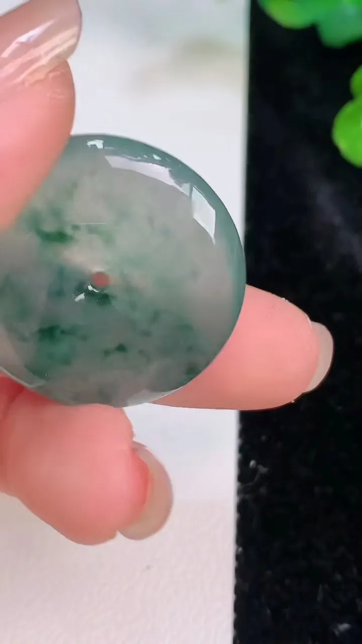 天然A货翡翠冰种飘花平安扣吊坠，尺寸28-5.2，重量:8.76g
7月28日