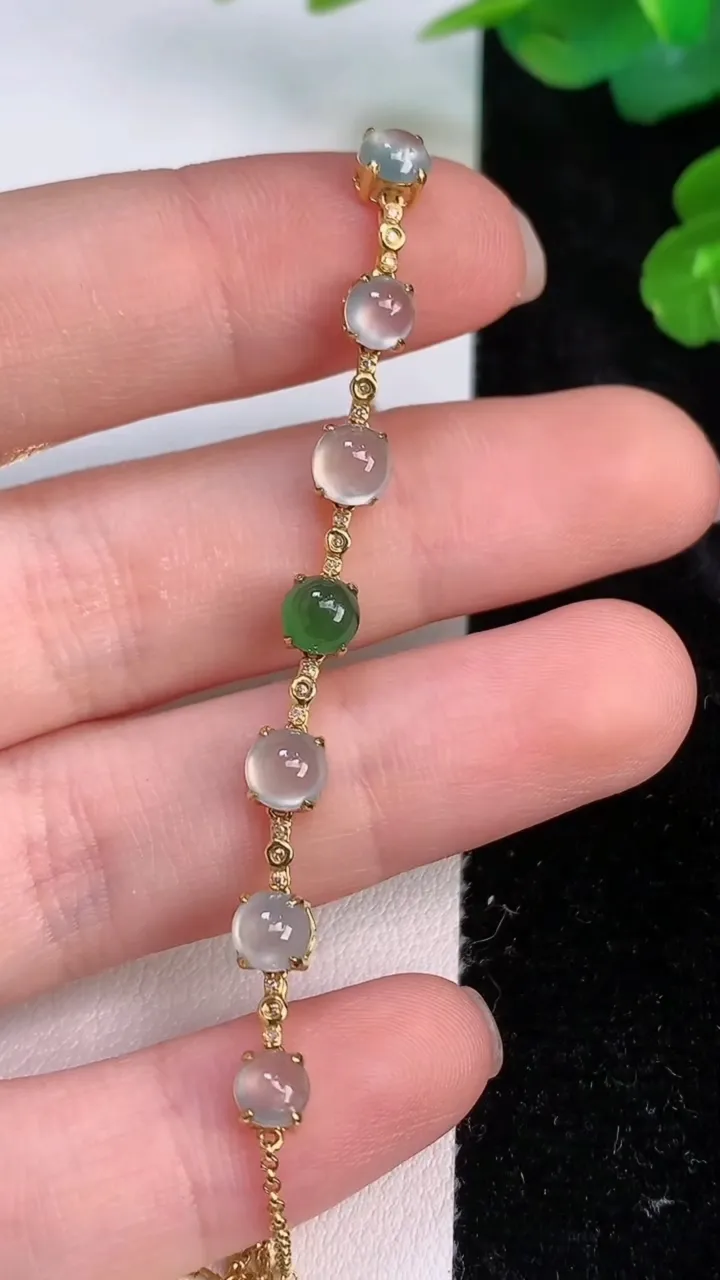 天然A货翡翠种双彩蛋面手链，尺寸4.5-4.2，重量:2.69g
7月28日