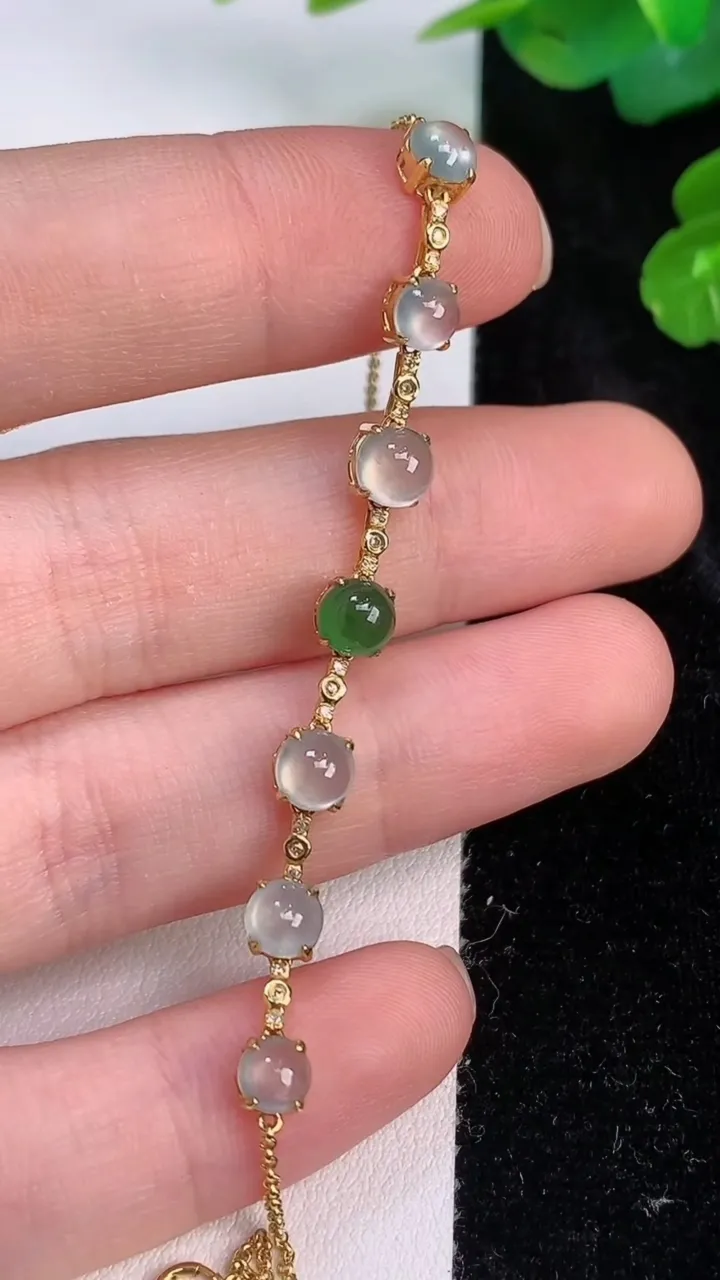 天然A货翡翠种双彩蛋面手链，尺寸4.5-4.2，重量:2.69g
7月28日