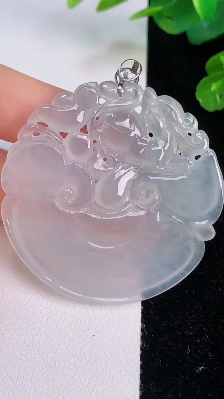 天然A货翡翠种白冰神龙护主吊坠，尺寸51-50.4-4.2，重量:22.26g
7月28日