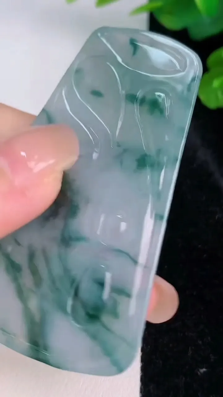 天然A货翡翠冰种飘花普贤菩萨吊坠，尺寸61.2-38.6-4，重量:23.64g
7月28日