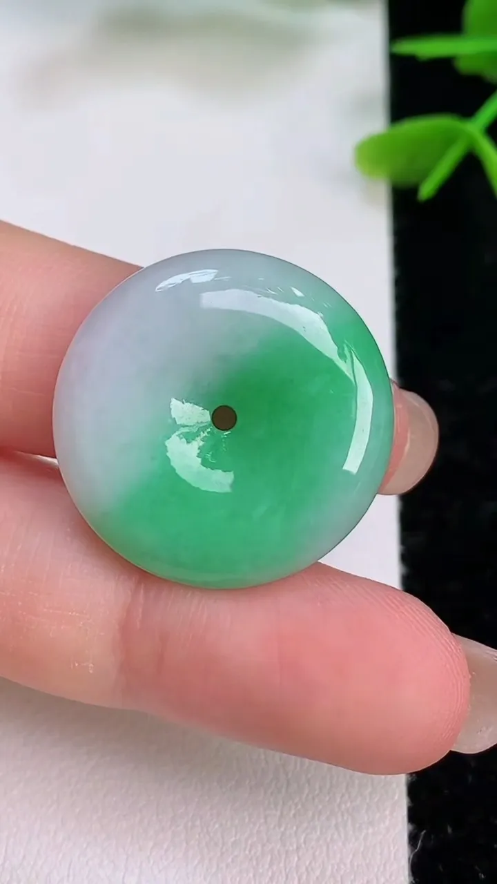 天然A货翡翠平安扣吊坠，尺寸24-5，重量:6.16g
7月28日