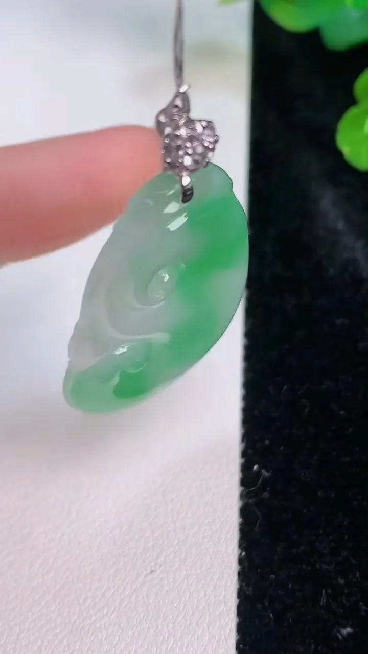 天然A货翡翠如意吊坠，尺寸37.5-24.7-4，重量:8.23g
7月28日