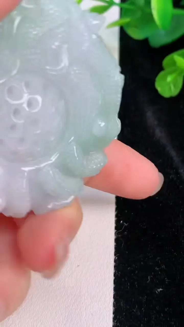 天然A货翡翠九龙至尊 龙牌吊坠，尺寸53-52.7-11.8，重量:56.24g
7月28日