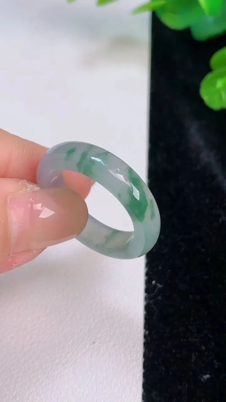 天然A货翡翠冰种飘花指环 戒指，尺寸192-5.4-3，重量:4.14g2025年7月28日
工厂直销收藏佳品,种好水足，色泽均匀，有种有色，上手高大气！