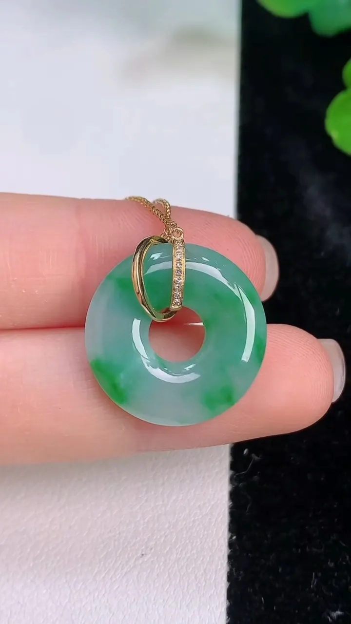 天然A货翡翠平安环吊坠，尺寸20-3.4，重量:4.10g
7月28日
