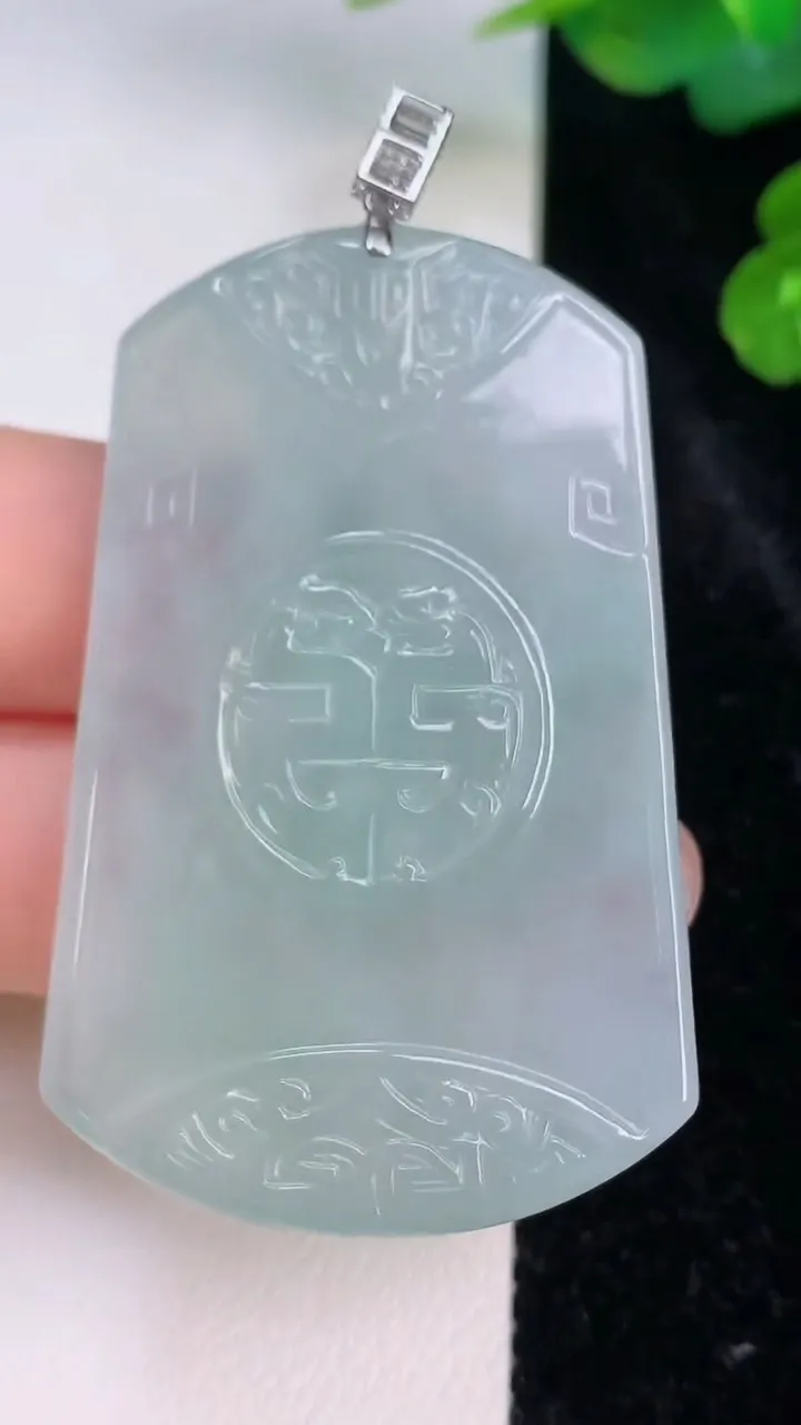 天然A货翡翠仿古无事牌吊坠，尺寸51.3-32.3-6.5，重量:25.62g
7月28日