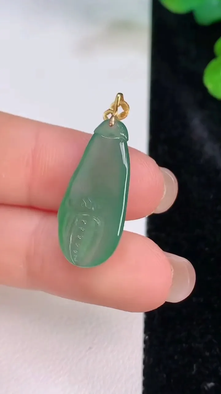天然A货翡翠蟹钳吊坠，尺寸25-11-4，重量:2.06g
7月28日