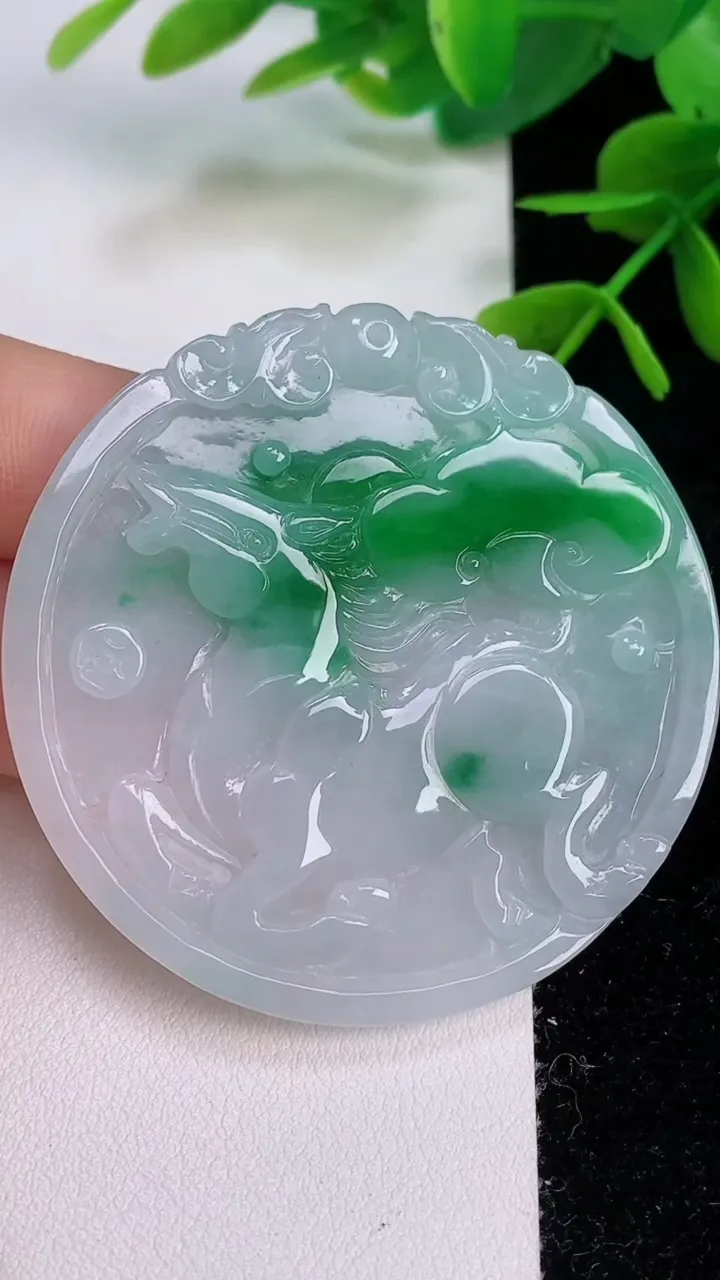 天然A货翡翠生肖马吊坠，尺寸52.5-4，重量:24.49g
7月28日