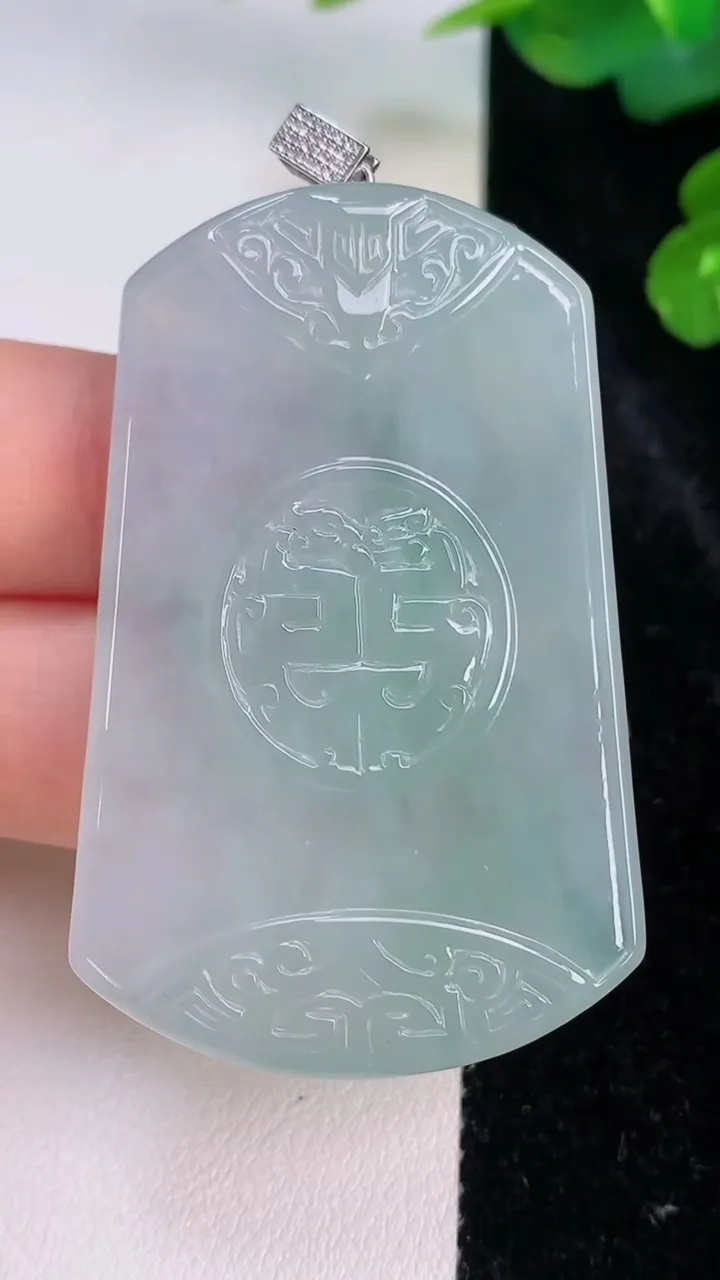 天然A货翡翠仿古无事牌吊坠，尺寸51.3-32.3-6.5，重量:25.62g
7月28日