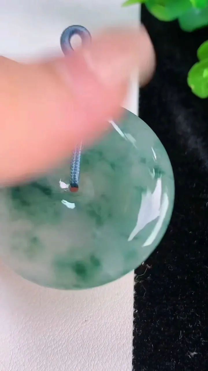 天然A货翡翠冰种飘花平安扣吊坠，尺寸39.2-5.3，重量:18.32g
7月28日