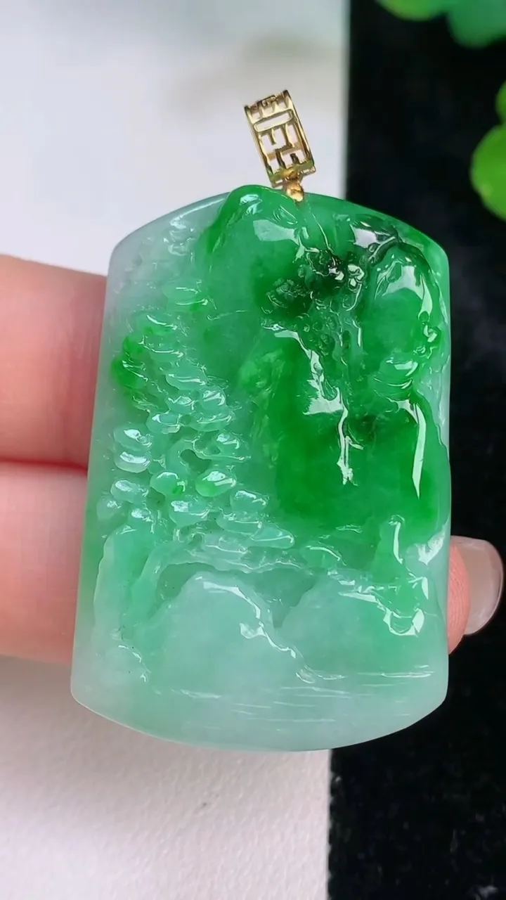 天然A货翡翠山水牌吊坠，尺寸40.3-26.8-6，重量:15.80g
7月28日