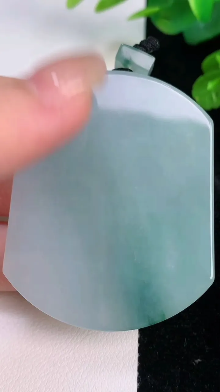 天然A货翡翠飘花仿古无事牌吊坠，尺寸54.2-44-6，重量:42.48g
7月28日