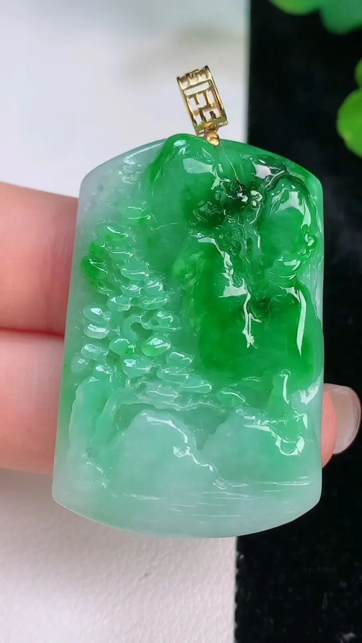 天然A货翡翠山水牌吊坠，尺寸40.3-26.8-6，重量:15.80g
7月28日