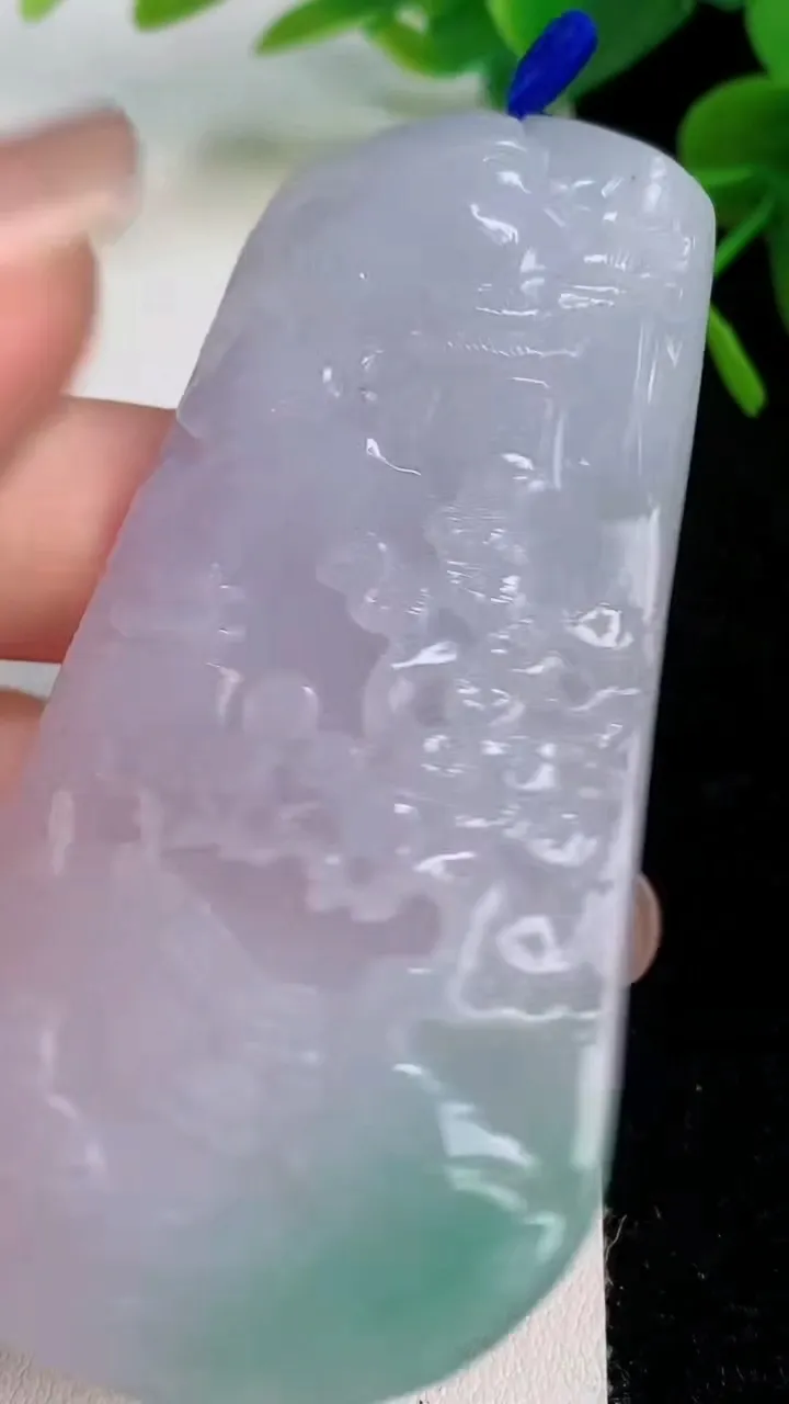天然A货翡翠山水牌吊坠，尺寸73.6-39-6，重量:35.28g
7月28日