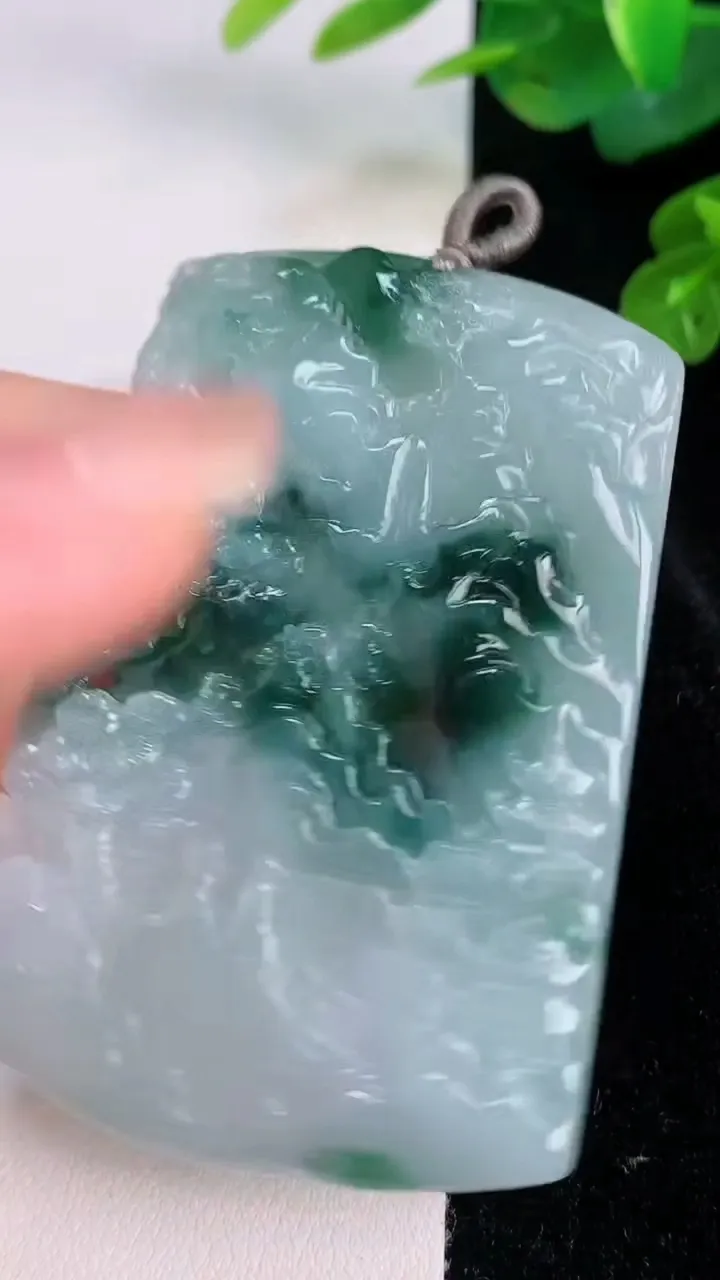 天然A货翡翠牌吊坠，尺寸61.6-42-5.2，重量:33.65g
7月28日