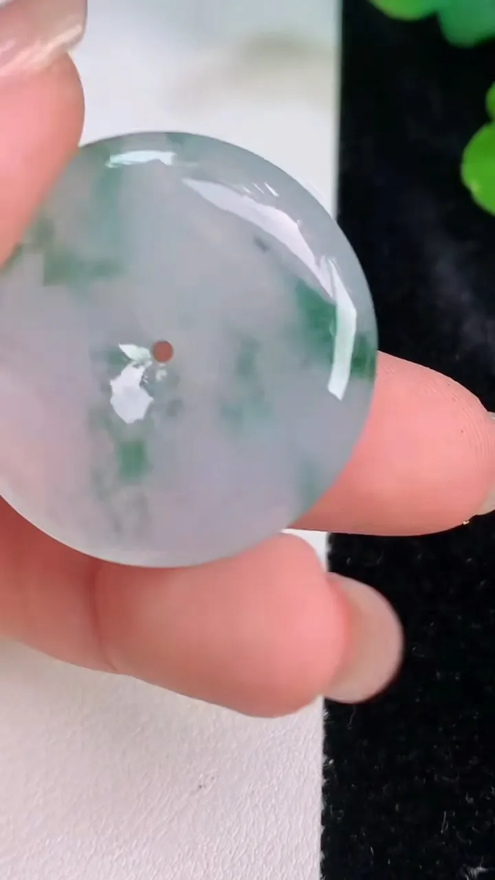天然A货翡翠冰种飘花平安扣吊坠，尺寸30.4-5，重量:10.61g
7月28日