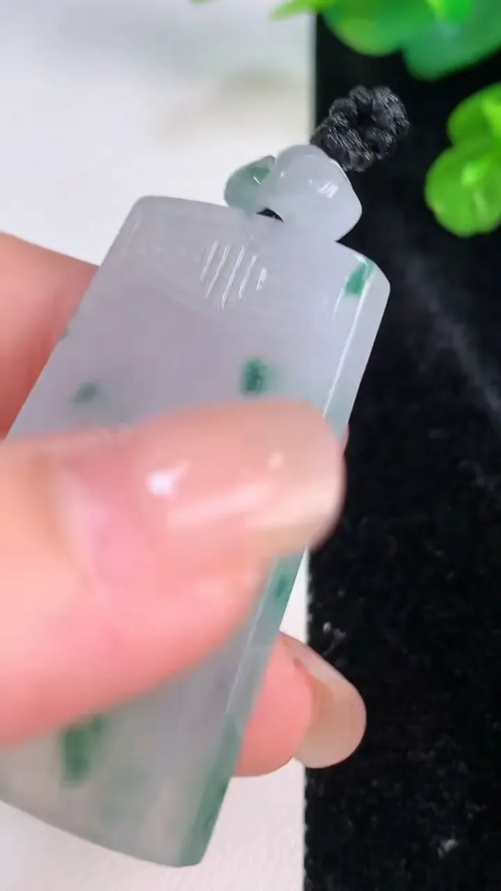 天然A货翡翠冰种飘花仿古无事牌吊坠，尺寸46.3-28-4.6，重量:18.29g
7月28日
