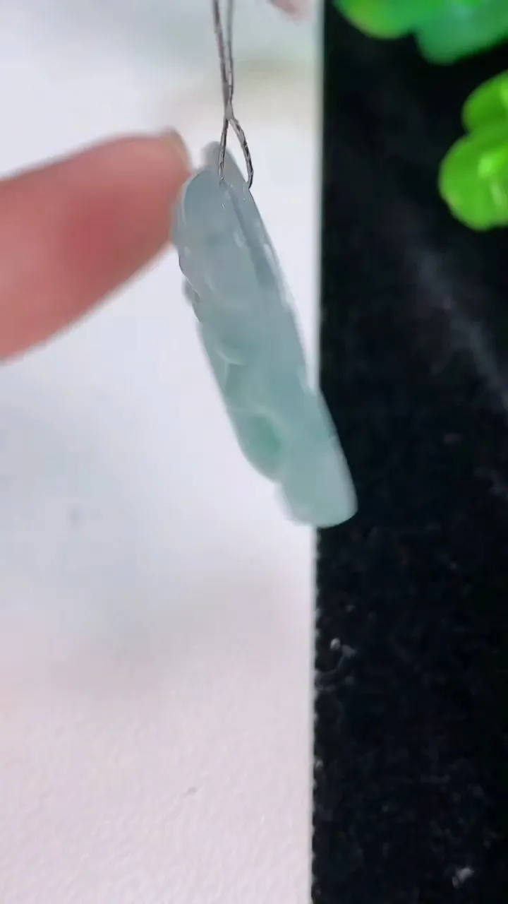 天然A货翡翠冰种飘花佛公吊坠，尺寸28.4-31.3-5.7，重量:8.26g
7月28日