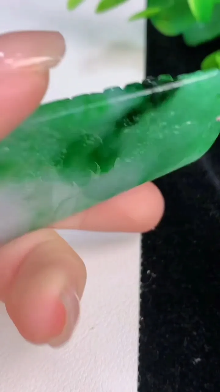 天然A货翡翠山水牌吊坠，尺寸70-36.8-5.8，重量:33.60g
7月28日